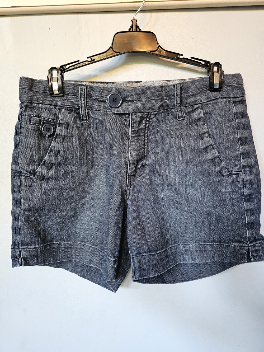 One One Women's Size 8 Dark Wash Denim Shorts Embroidered Detail Paisley Lining